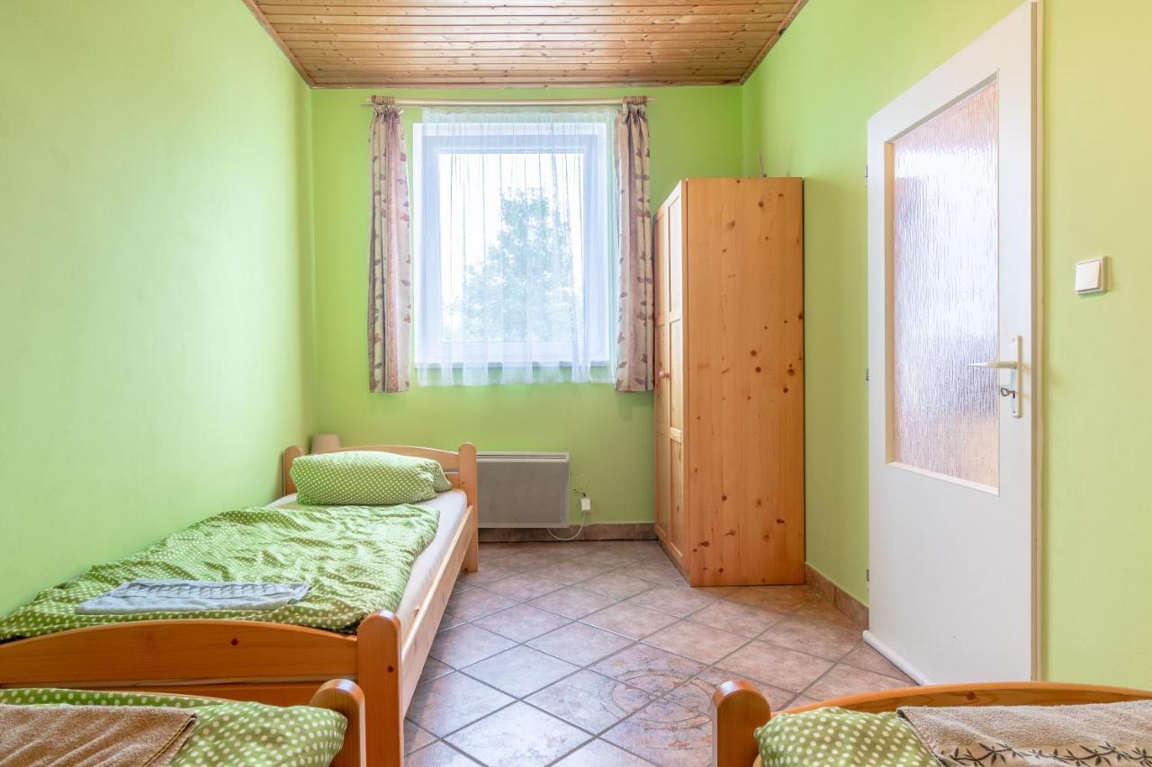 Farma Slunecny Dvur Apartmany A Family Stany Strecha Pod Strechou Hermanuv Mestec Экстерьер фото