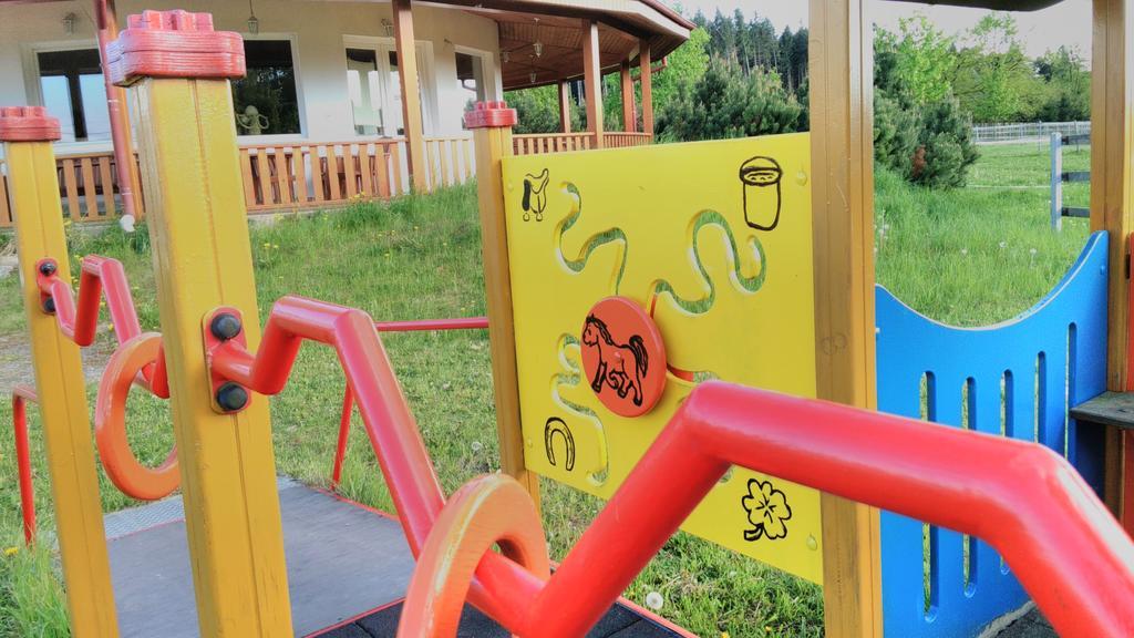Farma Slunecny Dvur Apartmany A Family Stany Strecha Pod Strechou Hermanuv Mestec Экстерьер фото